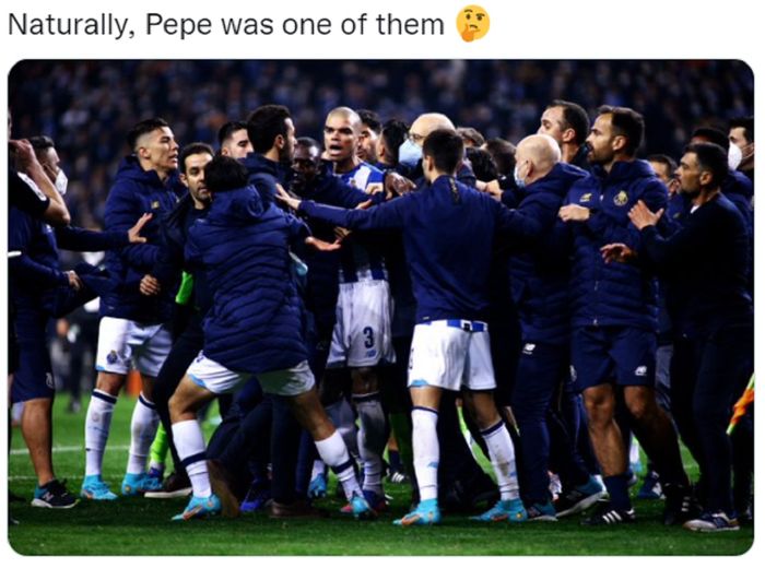 Pepe terlibat dalam insiden yang berujung pada kartu merah dalam laga FC Porto melawan Sporting CP, Sabtu (12/2/2022)