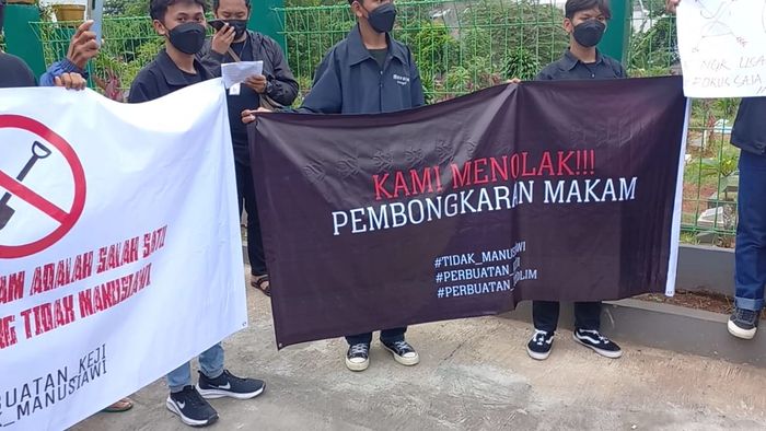 Demo menolak pembongkaran makam Vanessa Angel