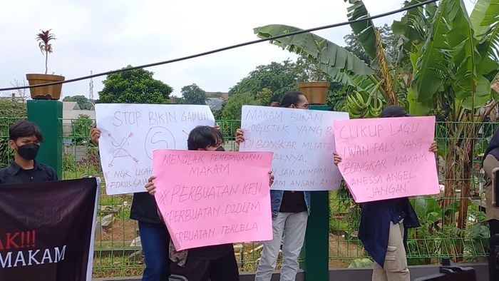 Aksi demo di makam Vanessa Angel