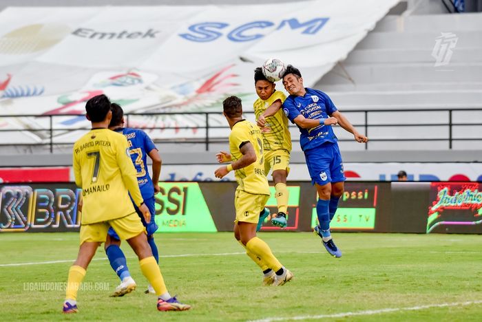 Suasana pertandingan saat PSIS Semarang bertanding melawan Barito Putera pada laga pekan ke-24 di Stadion Kapten I Wayan Dipta, Gianyar, (10/2/2022).