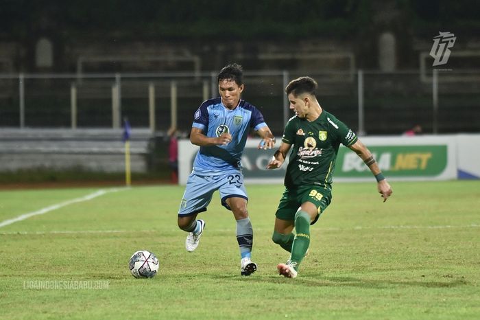 Pemain Persebaya Surabaya, Bruno Moreira sedang berduel dengan pemain Persela Lamongan dalam laga pekan ke-24 di Stadion I Gusti Ngurah Rai, Denpasar, Kamis (10/2/2022).