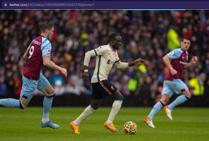 Winger Liverpool, Sadio Mane, menguasai bola dalam laga pekan ke-25 Liga Inggris 2021-2022 melawan Burnley di Stadion Turf Moor pada Minggu (13/2/2022) pukul 21.00 WIB. 