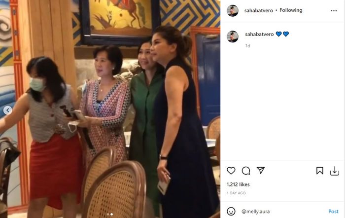 Veronica saat berkumpul dengan teman-temannya