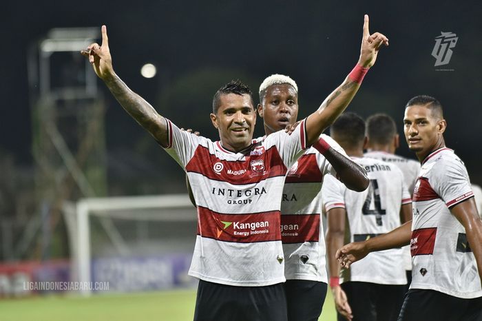 Selebrasi striker Madura United,  Beto Goncalves usai menjebol gawang Persiraja Banda Aceh dalam laga pekan ke-25 Liga 1 2021-2022 di Stadion Gelora Ngurah Rai, Senin (14/2/2022).