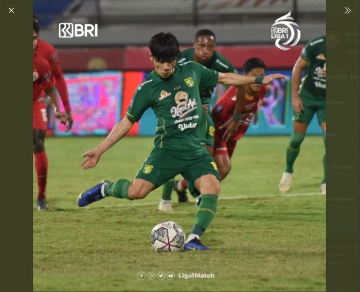 Eksekusi penalti Taisei Marukawa saat Persebaya Surabaya melawan Persija Jakarta di Stadion Kapten I Wayan Dipta, Gianyar, pada Senin (14/1/2022).