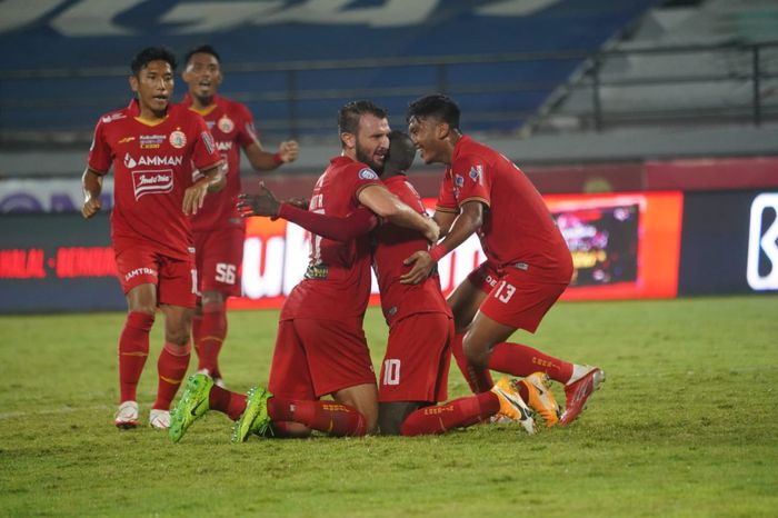 Selebrasi pemain Persija Jakarta, Makan Konate, usai mencetak gol ke gawang Persebaya Surabaya