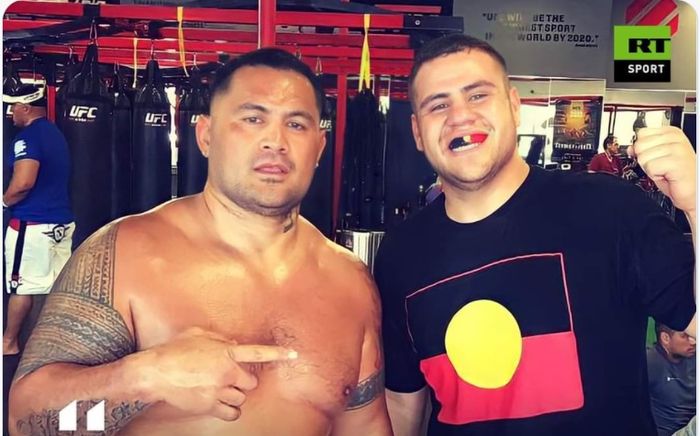 Tai Tuivasa saat masih berlatih bersama legenda UFC, Mark Hunt. 