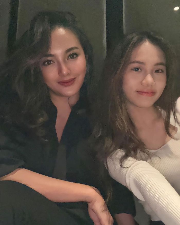 Potret selfie Ririn Ekawati dan sang putri saat hang out bersama.