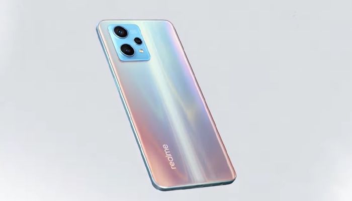 desain realme 9 Pro+ dengan tiga sensor kamera di bagian belakang.