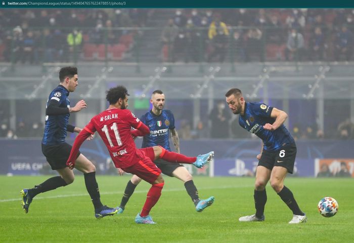 Momen penyerang sayap Liverpool, Mohamed Salah menembak bola ke arah gawang Inter Milan pada laga leg pertama babak 16 besar Liga Champions 2021-2022.