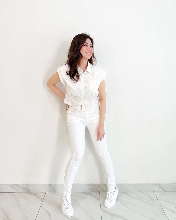 OOTD serba putih ala Dhena Devanka.