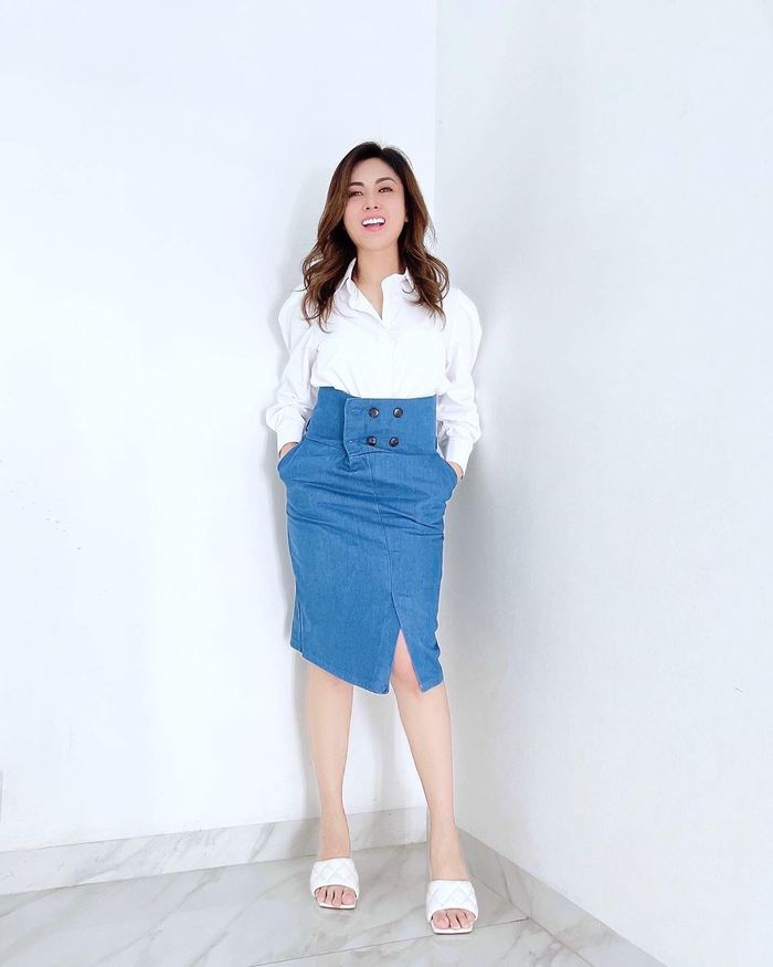 OOTD serba putih ala Dhena Devanka.