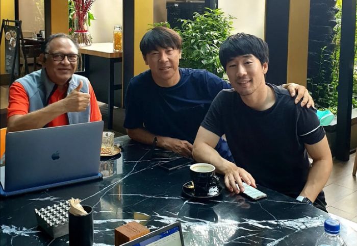Shin Tae-yong bersama asistennya, Kim Jong-jin, dan anggota Komite Eksekutif PSSI Hasani Abdulgani, minum kopi di Jakarta, Kamis (17/2/2022).
