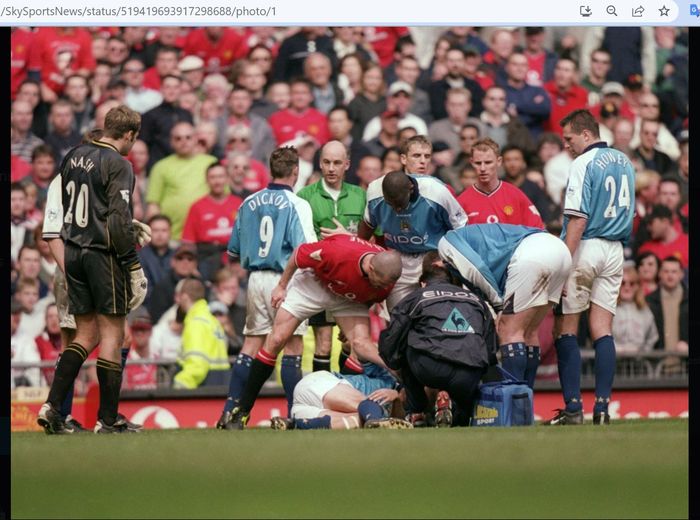Momen eks kapten Manchester United, Roy Keane, usai mencederai Alf-Inge Haaland yang saat itu membela Manchester United pada 2001.