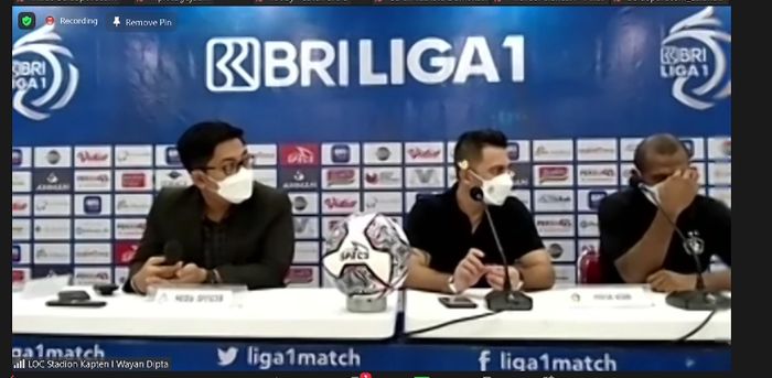 Bek Persik Kediri, Andri Ibo, nampak termenuh sedih memegangi kepalanya dan tidak bisa berkomentar dalam sesi jumpa pers pasca dikalahkan Persija dalam laga pekan ke-26 Liga 1 2021.