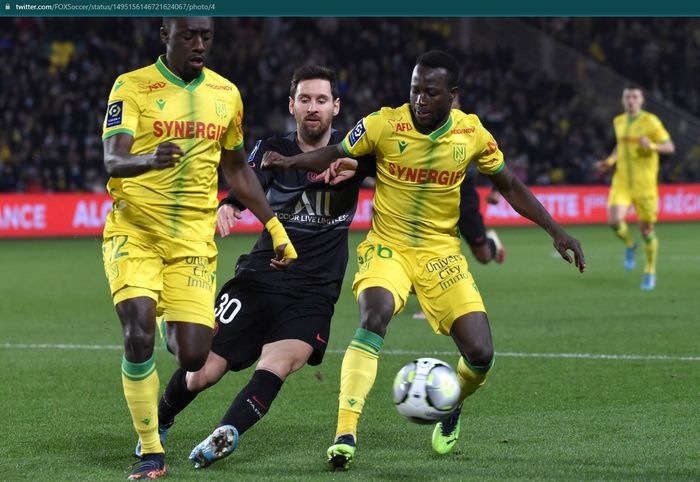 Lionel Messi mendapatkan pengawalan ketat saat PSG takluk 1-3 dari Nantes dalam lanjutan Liga Prancis 2021-2022.