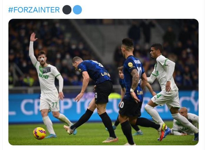 Edin Dzeko melepaskan tembakan dalam laga Inter Milan vs Sassuolo (20/2/2022).