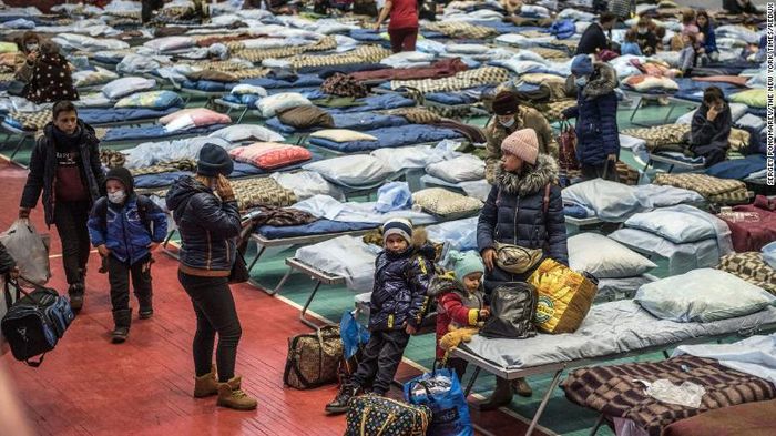 Warga yang dievakuasi dari Donbas, wilayah yang dikuasai separatis pro-Rusia, kini berada di penampungan di Taganrog, Rusia, 20 Februari 2022