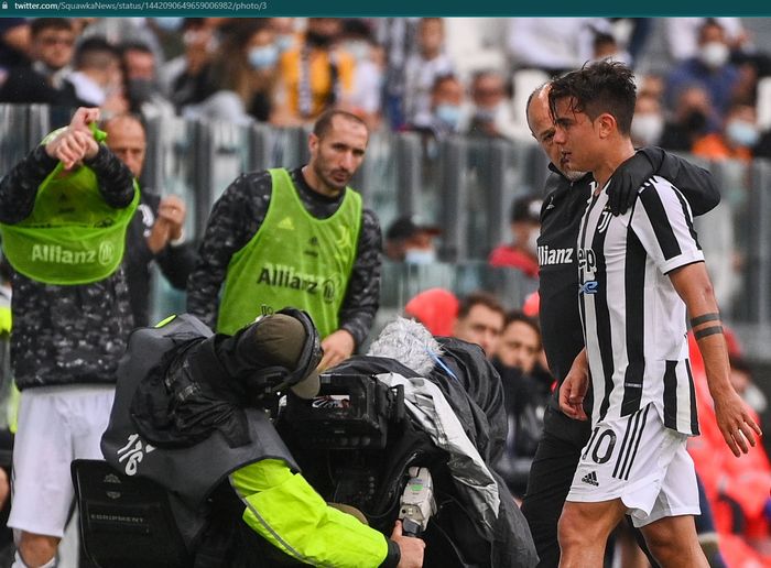 Penyerang Juventus, Paulo Dybala, ditarik keluar pada laga Juventus di Liga Italia musim lalu.