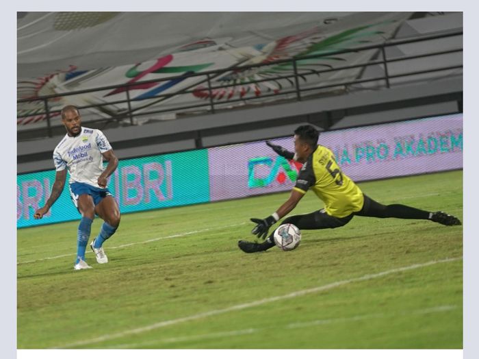 Aksi striker Persib Bandung, David da Silva mencetak gol ke gawang PSM Makassar dalam lanjutan laga Liga 1 2021-2022 di Stadion Kapten I Wayan Dipta, Gianyar, Bali, Selasa (22/2/2022).