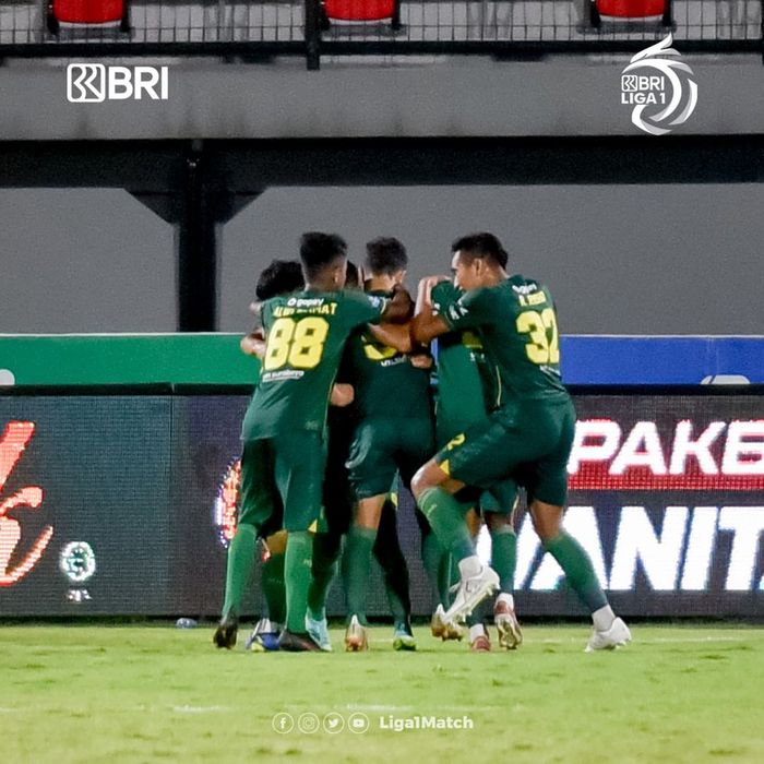 Pemain Persebaya Surabaya melakukan selebrasi setelah mencetak gol ke gawang Arema FC pada laga pekan ke-27 di Stadion Kapten I Wayan Dipta, Gianyar, Selasa (22/2/2022).