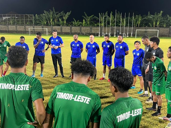 Manajer timnas Timor Leste, Almerio Lopes, bersama timnya sedang briefing dalam latihan.