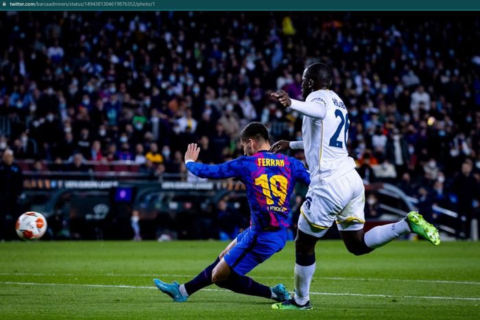 Momen Ferran Torres berduel dengan Kalidou Koulibaly saat Barcelona dan Napoli bentrok di play-off Liga Europa.