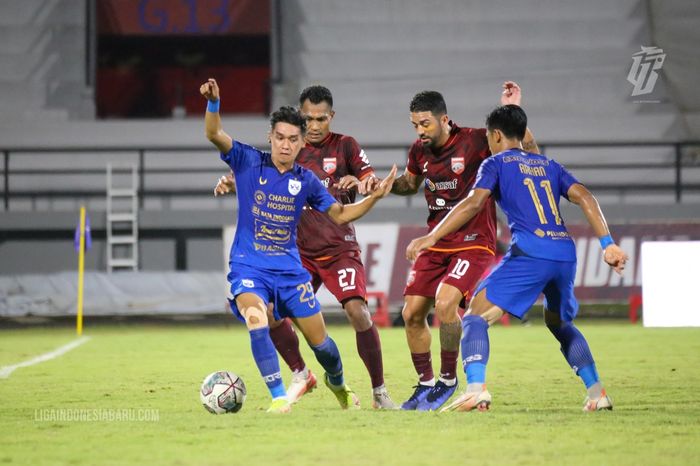 Duel Borneo FC versus PSIS Semarang pada laga pekan ke-27 Liga 1 2021-2022 di Stadion Kapten I Wayan, Dipta, Gianyar, Bali, Kamis (24/2/2022).