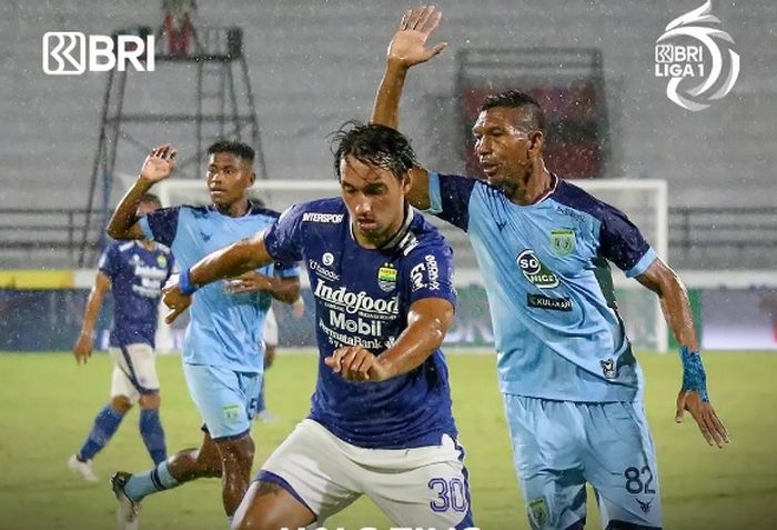 Duel antara Persib Bandung versus Persela Lamongan pada laga pekan ke-27 Liga 1 2021-2022, di Stadion Kapten I Wayan Dipta, Gianyar, Bali, Jumat (25/2/2022).