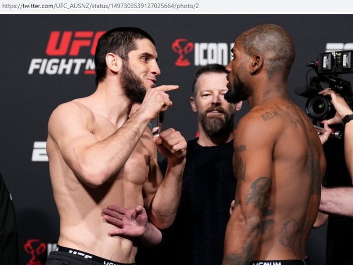 Islam Makhachev (kiri) dan Bobby Green (kanan) saat melakukan sesi face-off jelang UFC Vegas 49. Keduanya akan bertarung pada Minggu (27/2/2022).
