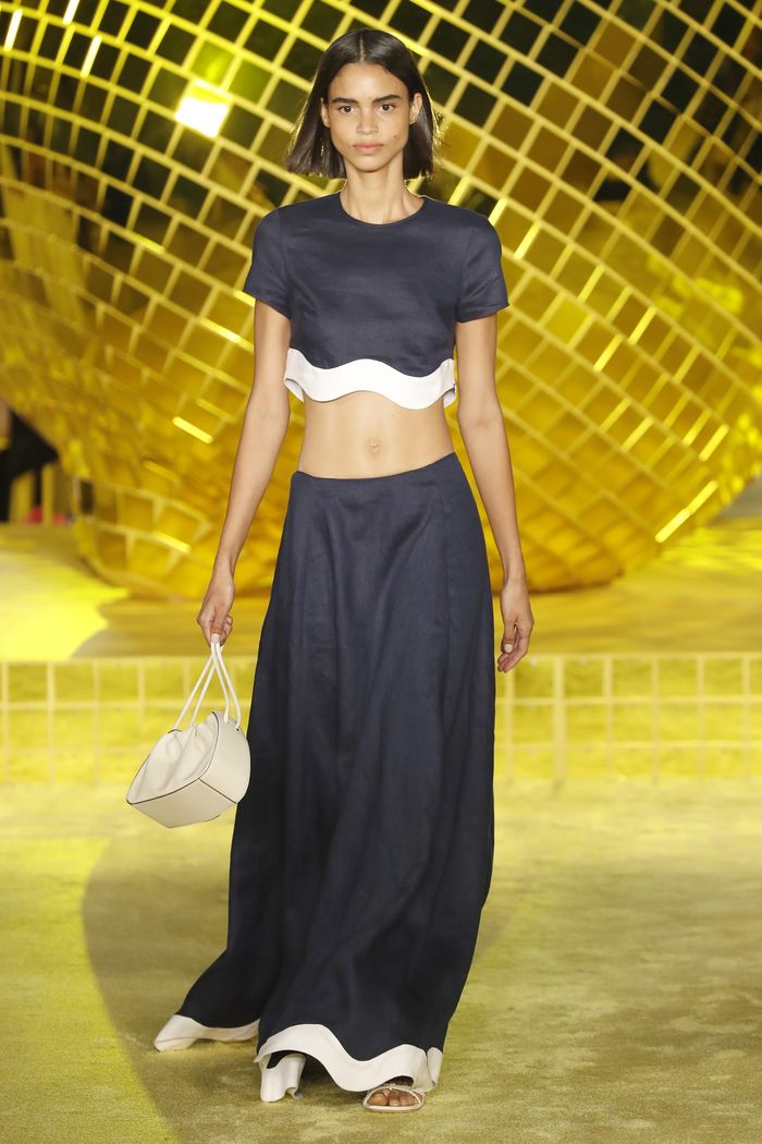 4 Tips Padu Padan Baju Crop Top, Simpel Namun Tetap Stylish! - Semua ...