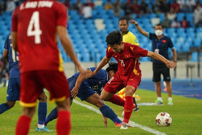 Pemain timnas U-23 Vietnam berebut bola dengan pemain Thailand pada laga final Piala AFF U-23 2022 di Marodok Techo Nationak Stadium, Sabtu (26/2/2022).