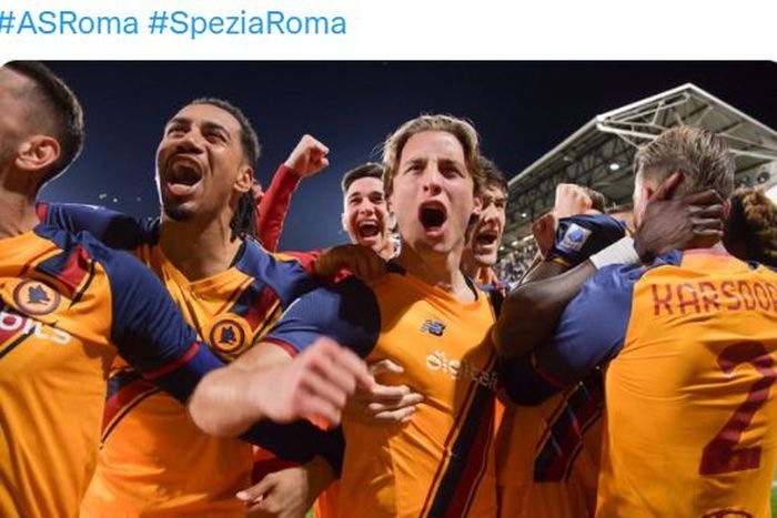 Para pemain AS Roma merayakan gol ke gawang Spezia dalam laga Liga Italia di Stadion Alberto Picco, Minggu (27/2/2022).