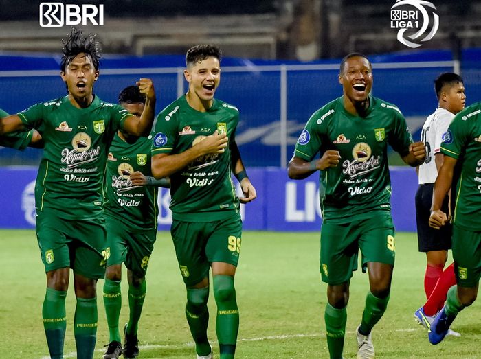 Pemain Persebaya Surabaya merayakan gol yang dicetak Bruno Moreira ke gawang Madura United pada pekan ke-28 Liga 1 2021-2022.