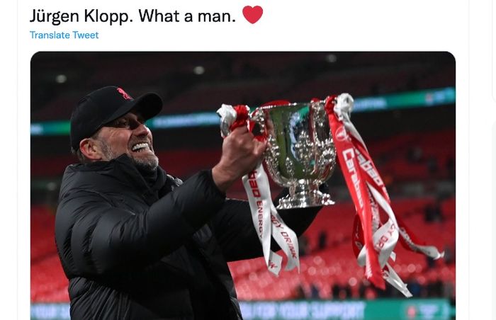 Pelatih Liverpool, Juergen Klopp, memegang trofi Piala Liga Inggris 2021-2022 usai laga final kontra Chelsea di Stadion Wembley, London,Minggu (28/2/2022) atau Senin dini hari WIB.