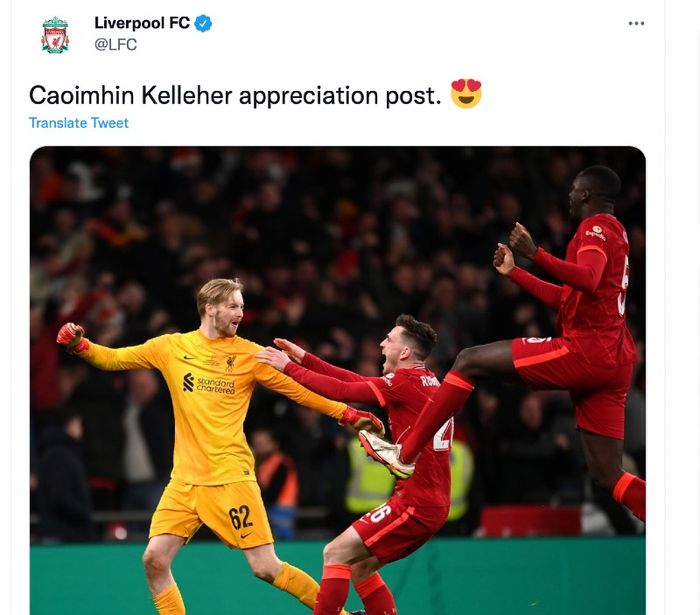 Kiper Liverpool, Caoimhin Kelleher (kiri), ikut merayakan kesuksesan timnya menjuarai final Piala Liga Inggris 2021-2022 di Stadion Wembley, London, Inggris, Minggu (27/2/2022) waktu setempat atau Senin dini hari WIB 