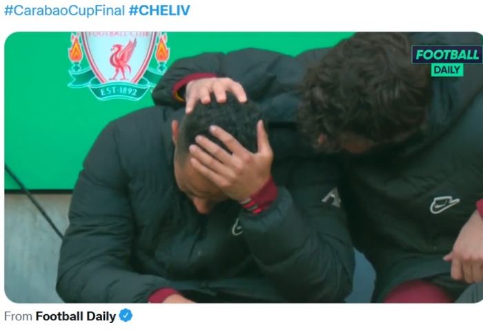 Gelandang Liverpool, Thiago Alcantara, menangis sebelum final Piala Liga Inggris 2021-2022 kontra Chelsea.