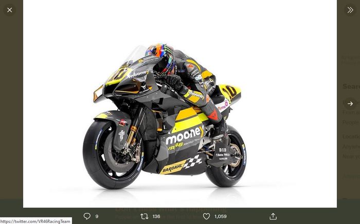 Pembalap Mooney VR46, Luca Marini, berpose menunggangi motor balap untuk peluncuran tim pada MotoGP 2022.
