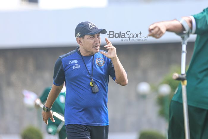 Pelatih Garuda INAF, Muhammad Syafei, sedang memberikan intruksi kepada para pemainnya dalam latihan di Lapangan MPR/DPR RI, Jakarta, 2 Maret 2022.