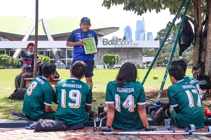 Pelatih Garuda INAF, Muhammad Syafei, sedang memberikan intruksi kepada para pemainnya dalam latihan di Lapangan MPR/DPR RI, Jakarta, 2 Maret 2022.