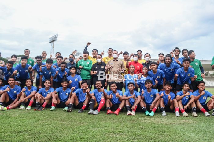 Skuat timnas U-19 Indonesia (skuad timnas U-19 Indonesia sedang berfoto bersama Ketua Umum PSSI, Mochamad Iriawan, dan Menteri Pemuda dan Olahraga Republik Indonesia, Zainudin Amali di Stadion Madya, Senayan, Jakarta, 2 Maret 2022.