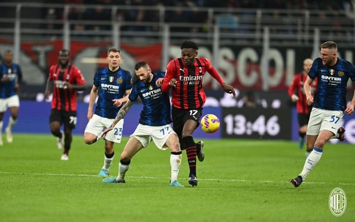 Pemain AC Milan, Rafael Leao, menguasai bola dalam laga leg pertama semifinal Coppa Italia 2021-2022 melawan Inter Milan di Stadion San Siro, Selasa (1/3/2022) waktu setempat atau Rabu pukul 03.00 WIB. 