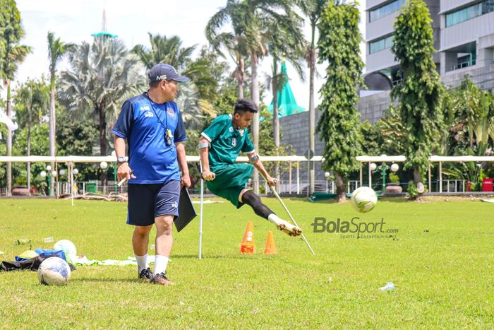 Penyerang Garuda INAF, Aditya Permana (kanan), sedang menendang bola dalam situasi sepak pojok di Lapangan DPR/MPR, Jakarta, 2 Maret 2022.