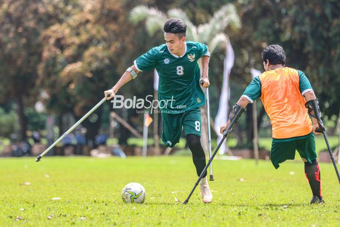 Penyerang Garuda INAF, Aditya Permana, sedang menguasai bola dalam latihan di Lapangan DPR/MPR, Jakarta, 2 Maret 2022.