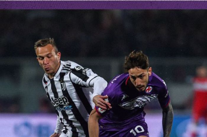 Gelandang Juventus, Arthur, berduel dengan gelandang Fiorentina, Gaetano Castrovilli, dalam laga leg pertama semifinal Coppa Italia di Stadion Artemio Franchi, Rabu (2/3/2022).