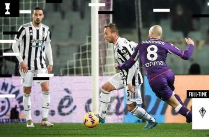 Gelandang Juventus, Arthur, berebut bola dengan winger Fiorentina, Riccardo Saponara, dalam laga leg pertama semifinal Coppa Italia di Stadion Artemio Franchi, Rabu (2/3/2022).