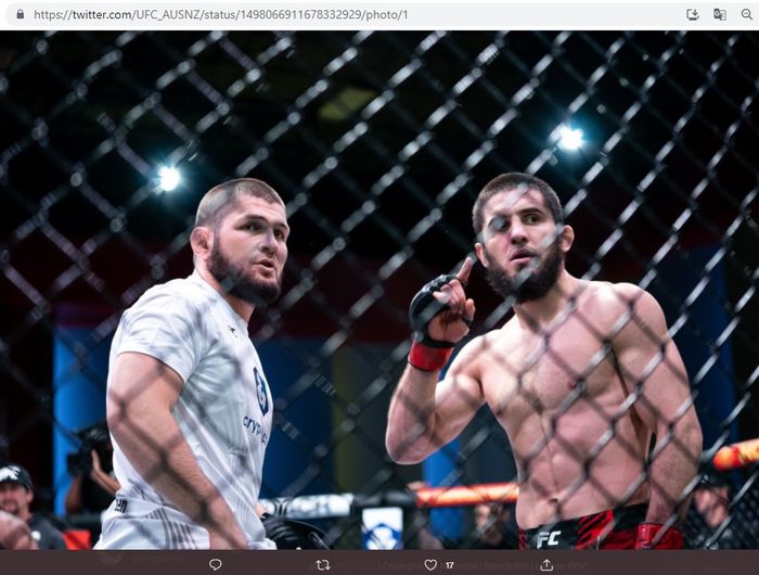 Khabib Nurmagomedov (kiri) dan Islam Makhachev (kanan). Saat itu Nurmagomedov sedang menemani Makhachev bertarung pada UFC Vegas 49, Sabtu (26/2/2022).