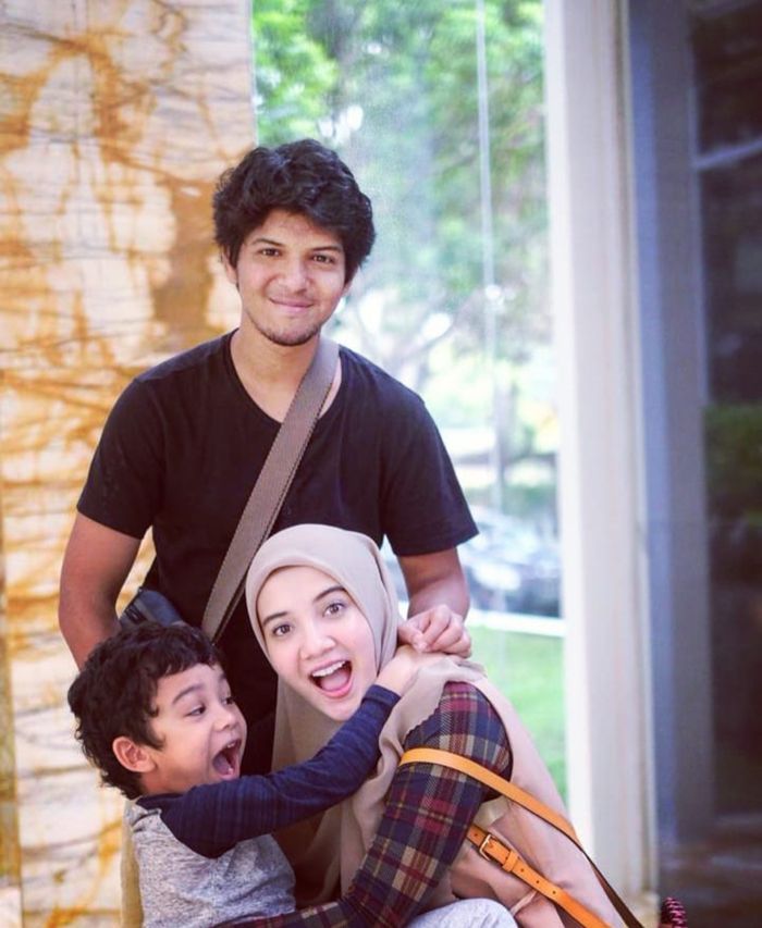 Zaskia Sungkar dan adik