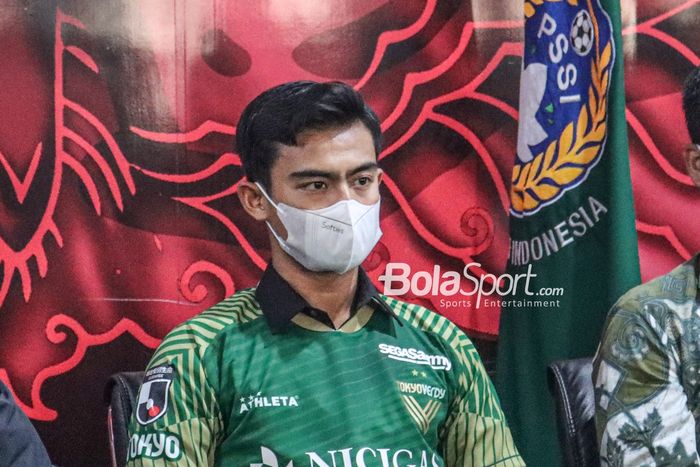 Pratama Arhan nampak memakai jersey Tokyo Verdy dalam jumpa pers di Kantor PSSI, Senayan, Jakarta, 4 Maret 2022.