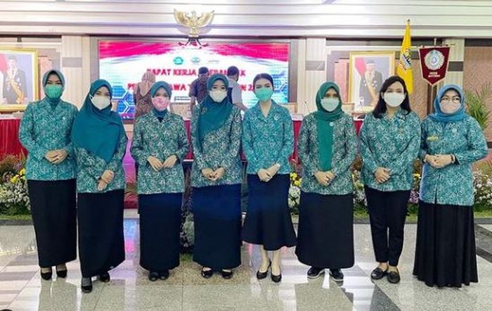 Chacha Frederica menjalani aktivitasnya sebagai nyonya bupati